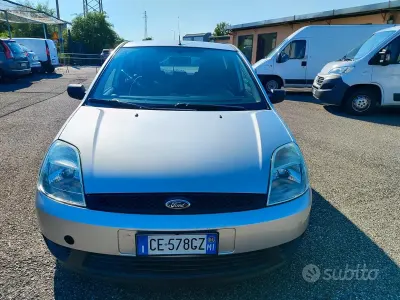 Usata Ford Fiesta Zetec 75 CV (55 kW) 2004 Grigio Utilitaria