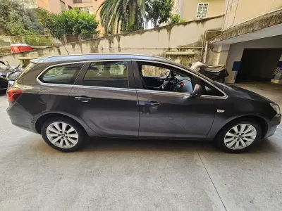 Usata Opel Astra Cosmo 110 CV (80 kW) 2011 Grigio Station wagon
