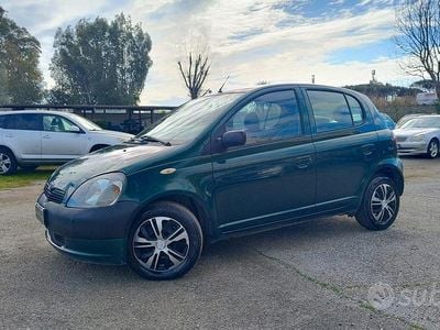 Usado Toyota Yaris 68 CV (50 kW) 2002 Verde Berlina