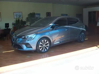 Usata Renault Clio V Techno 101 CV (74 kW) 2023 Grigio Berlina