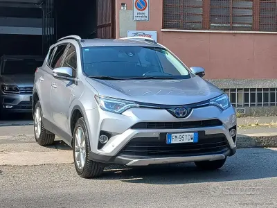 Usata Toyota RAV4 Hybrid Lounge 155 CV (114 kW) 2017 Grigio SUV