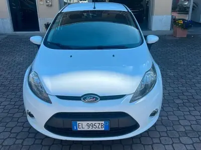 Usata Ford Fiesta Business Edition 92 CV (67 kW) 2012 Bianco Berlina