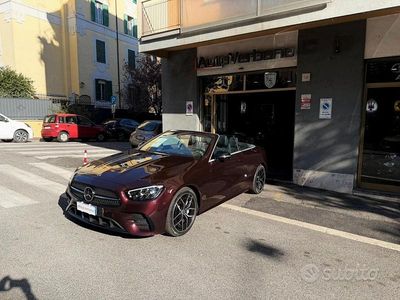 Usata Mercedes E220 AMG line 194 CV (142 kW) 2023 Bordeaux metallizzato Cabrio