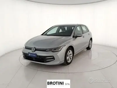 Usata VW Golf VIII Life 150 CV (110 kW) 2025 Grigio metallizzato Berlina