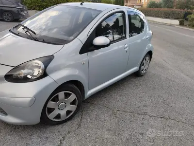 Usata Toyota Aygo 68 CV (50 kW) 2006 Grigio Utilitaria