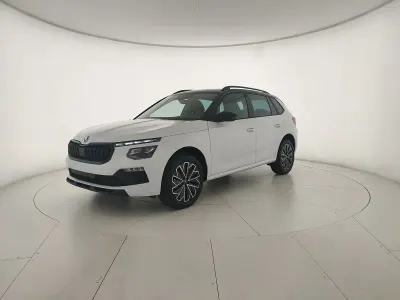 Nuova Skoda Kamiq 115 CV (84 kW) 2026 Bianco luna metallizzato nero tulipano p SUV