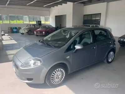 Usado Fiat Grande Punto Dynamic 65 HP (47 kW) 2006 Cinzento Citadino