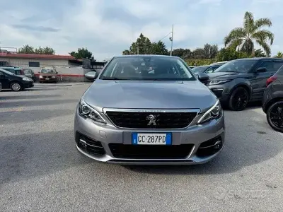 Usado Peugeot 308 Active 131 CV (96 kW) 2020 Gris Familiar