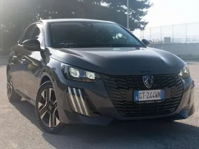 Usata Peugeot 208 Allure 101 CV (74 kW) 2024 Grigio Utilitaria