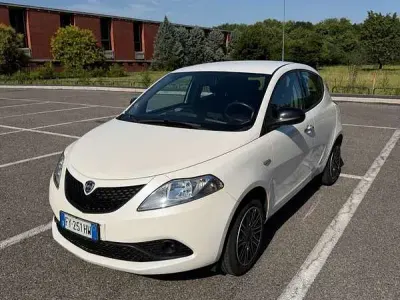 Usata Lancia Ypsilon Gold 69 CV (50 kW) 2019 Bianco Utilitaria