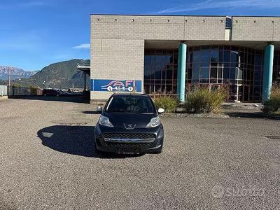 Usata Peugeot 107 Access 68 CV (50 kW) 2011 Nero Utilitaria