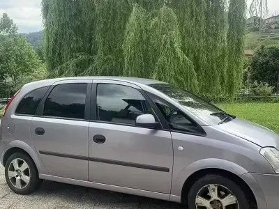 Usado Opel Meriva 90 CV (66 kW) 2005 Gris Monovolumen