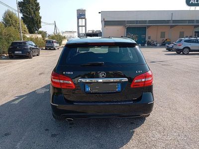 Usata Mercedes B180 122 CV (89 kW) 2012 Nero Monovolume
