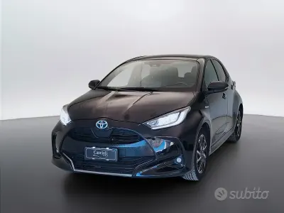 Begagnad Toyota Yaris Hybrid Lounge 92 HK (67 kW) 2021 Svart Sedan