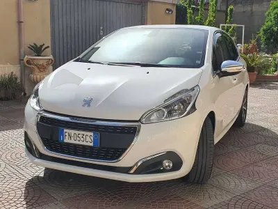 Usata Peugeot 208 Allure 82 CV (60 kW) 2018 Bianco Utilitaria