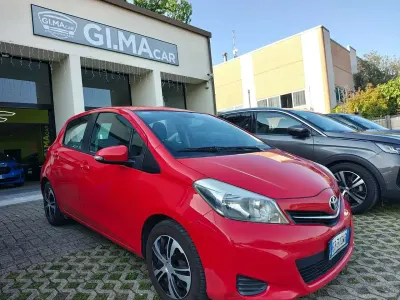 Usata Toyota Yaris Lounge 69 CV (50 kW) 2013 Rosso Utilitaria