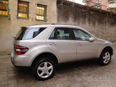 Usata Mercedes ML320 224 CV (164 kW) 2006 Grigio SUV