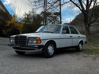 Usata Mercedes 200 109 CV (80 kW) 1980 Bianco Berlina