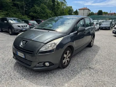 Usado Peugeot 5008 112 HP (82 kW) 2011 Cinzento Monovolume