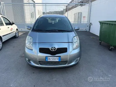 Usata Toyota Yaris 90 CV (66 kW) 2006 Grigio Berlina