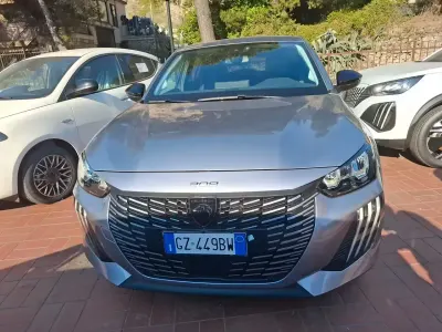Usata Peugeot 208 Allure 101 CV (74 kW) 2025 Grigio Utilitaria