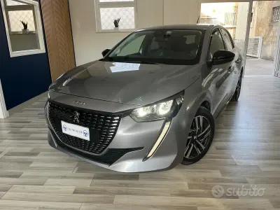 Usata Peugeot 208 Allure 101 CV (74 kW) 2023 Grigio Utilitaria