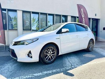 Begagnad Toyota Auris Hybrid 99 HK (72 kW) 2014 Vit Sedan