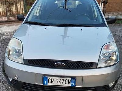 Usata Ford Fiesta 68 CV (50 kW) 2004 Grigio Utilitaria