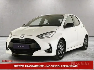 Usata Toyota Yaris Hybrid Lounge 92 CV (67 kW) 2022 Bianco Berlina