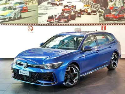 Usata VW Passat R-line 193 CV (141 kW) 2024 Blu/azzurro Station wagon