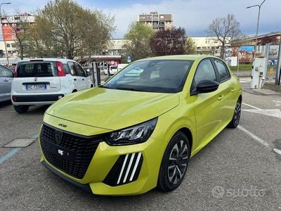 Usata Peugeot 208 Active 101 CV (74 kW) 2024 Verde metallizzato Utilitaria