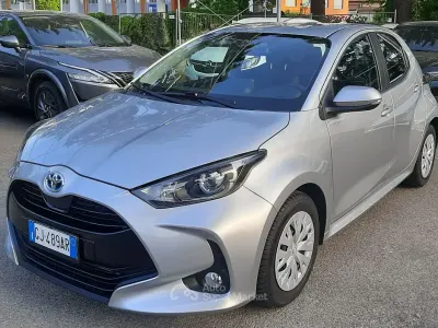 Begagnad Toyota Yaris Hybrid 92 HK (67 kW) 2022 Silver Sedan