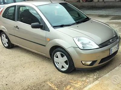 Begagnad Ford Fiesta 68 HK (50 kW) 2003 Grå Halvkombi