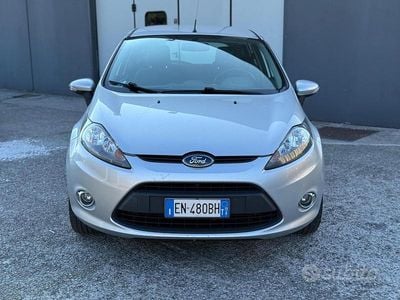 Usata Ford Fiesta 81 CV (59 kW) 2012 Grigio Utilitaria