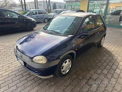 Usata Opel Corsa Comfort 65 CV (47 kW) 2000 Blu Coupé