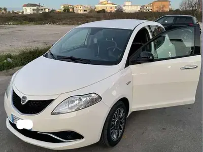 Usata Lancia Ypsilon Gold 69 CV (50 kW) 2016 Bianco Utilitaria