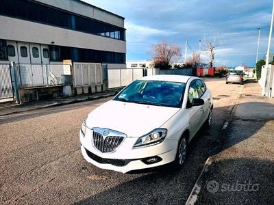 Usado Lancia Delta 120 CV (88 kW) 2008 Blanco Utilitario