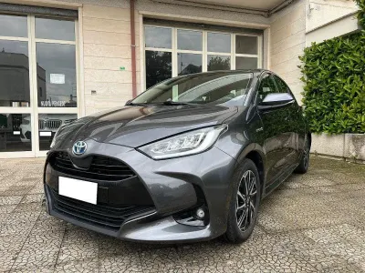 Usata Toyota Yaris Hybrid Trend 92 CV (67 kW) 2021 Antracite Berlina