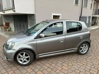 Usata Toyota Yaris 106 CV (77 kW) 2001 Grigio Utilitaria