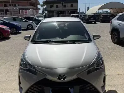 Usata Toyota Yaris 90 CV (66 kW) 2017 Grigio Utilitaria