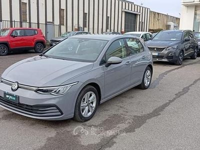 Usata VW Golf VIII Life 110 CV (80 kW) 2024 Grigio Berlina