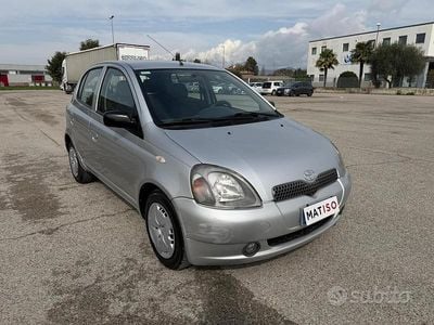 Usata Toyota Yaris Luna 86 CV (63 kW) 2001 Grigio Berlina