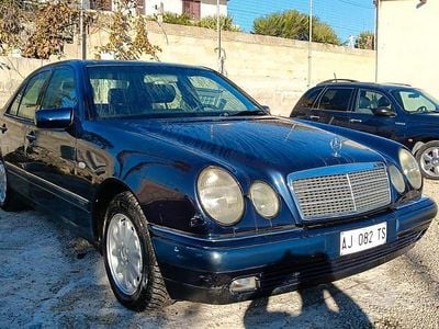 Usata Mercedes E200 136 CV (100 kW) 1996 Blu Berlina