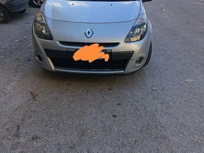 Usado Renault Clio II 54 CV (39 kW) 2010 Gris Berlina