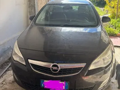 Usata Opel Astra Cosmo 110 CV (80 kW) 2011 Nero Station wagon