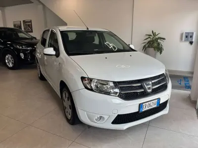 Usata Dacia Sandero Lauréate 75 CV (55 kW) 2013 Bianco Berlina