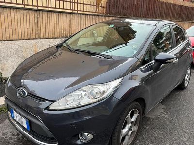 Usata Ford Fiesta Titanium 82 CV (60 kW) 2011 Grigio Utilitaria