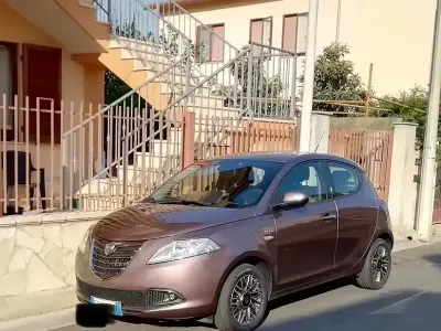 Usata Lancia Ypsilon 95 CV (69 kW) 2015 Marrone Utilitaria