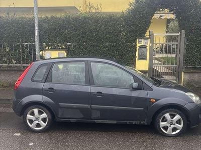 Usata Ford Fiesta 75 CV (55 kW) 2006 Nero Berlina