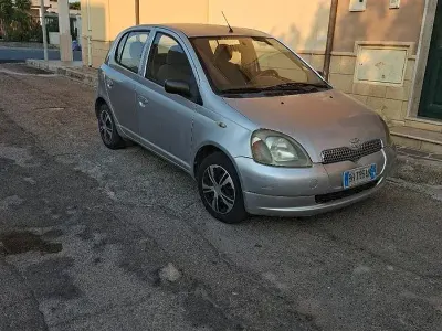 Usata Toyota Yaris 68 CV (50 kW) 2000 Grigio Berlina